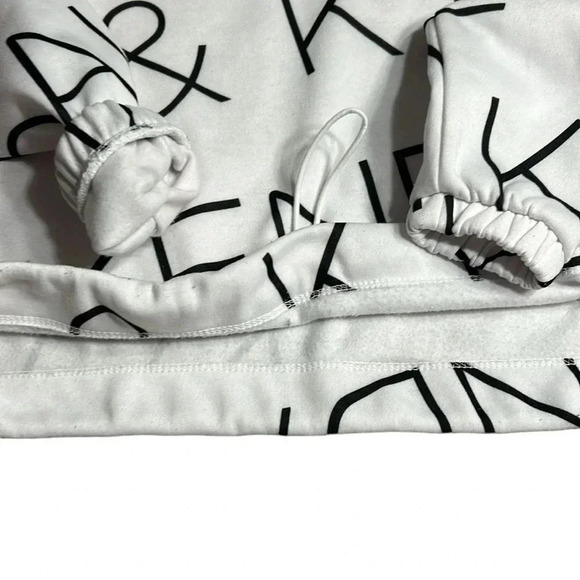 KENDALL  & KYLIE sweater,women medium. White,logon, graphic,pull over,toggle,EC - Picture 7 of 14